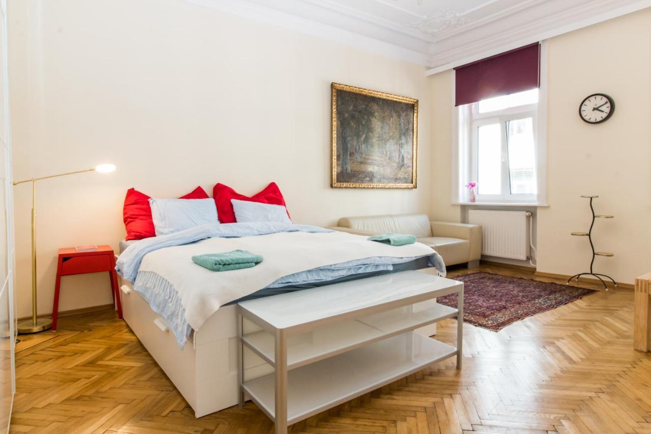 Beautiful Viennese Apartment Exterior photo